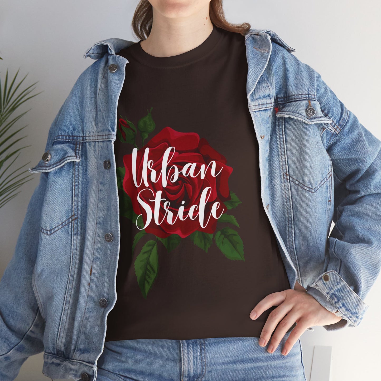 T-shirt con scritta "UrbanStride Vintage Flower