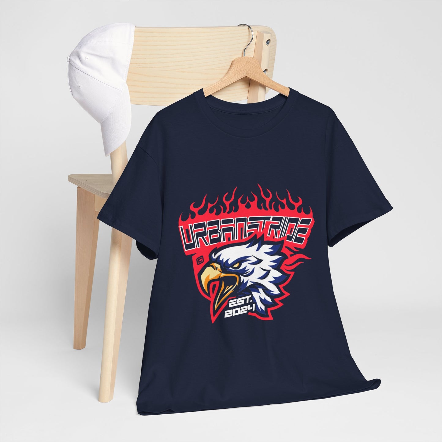 T-shirt con scritta "Urbanstride" e aquila