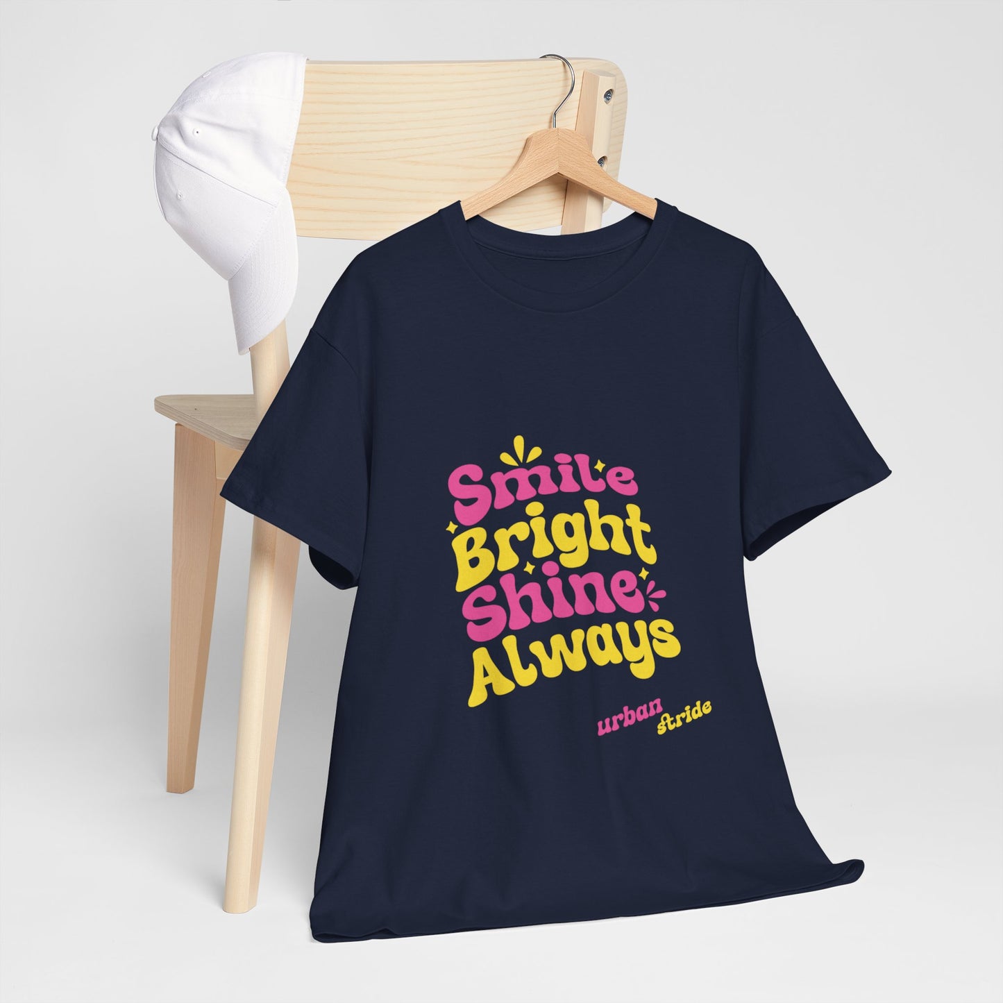T-shirt con scritta "Smile bright shine always"