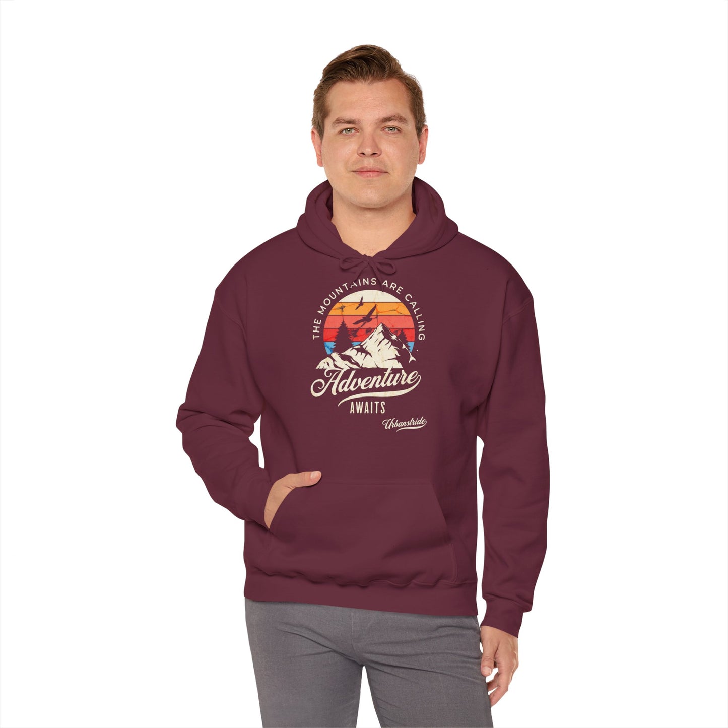 Felpa con scritta "The mountains are calling adventure"