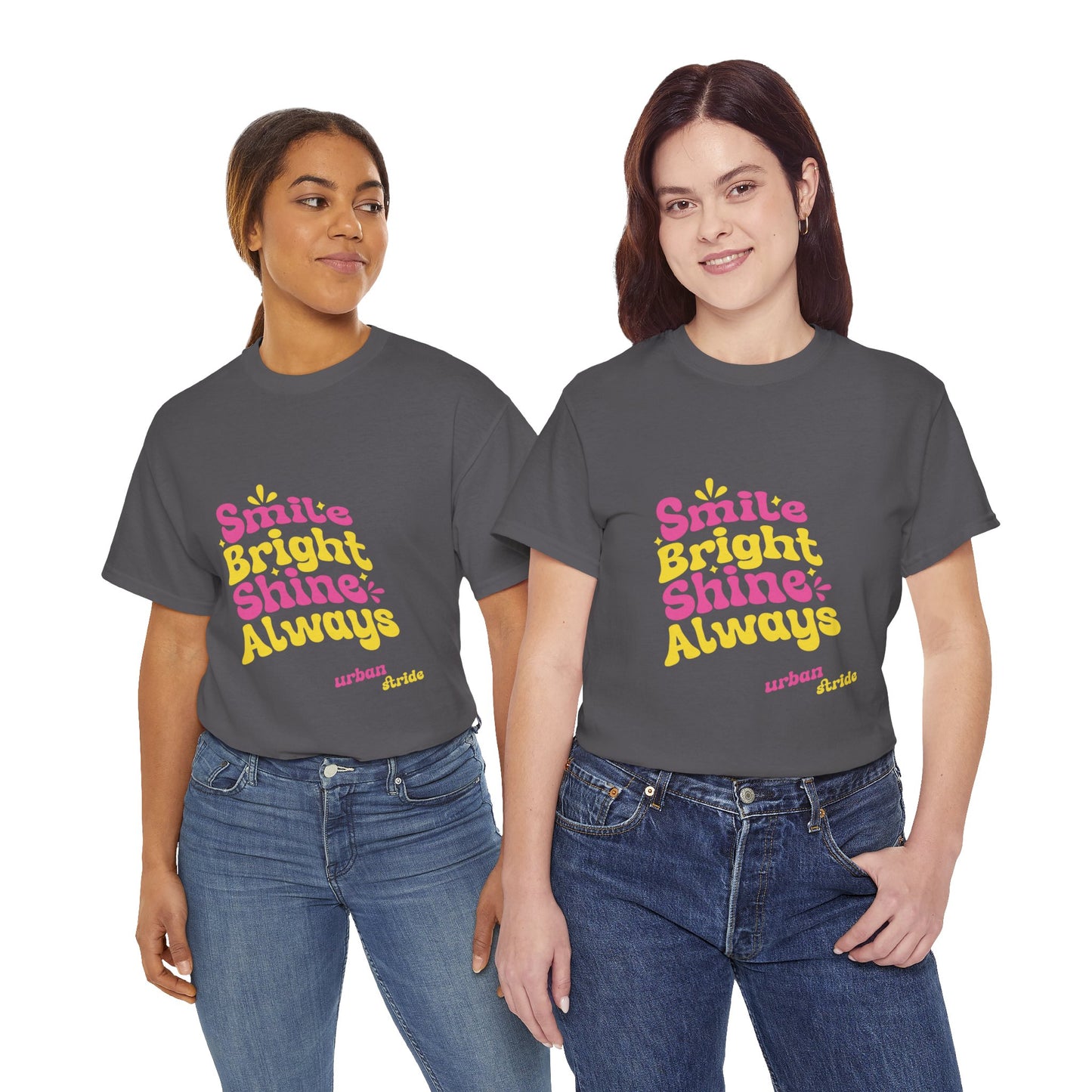 T-shirt con scritta "Smile bright shine always"