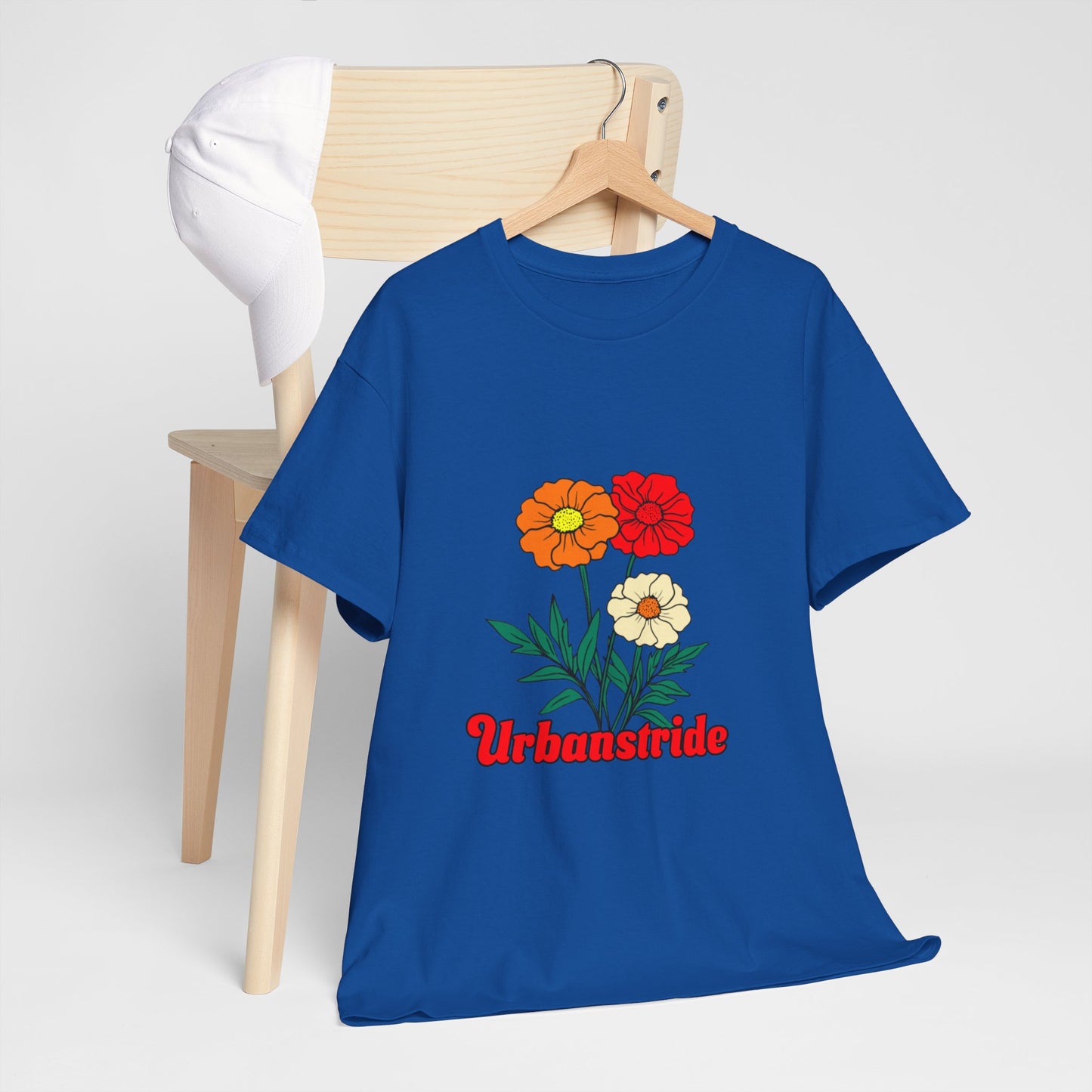 T-shirt con rappresentazione di fiori e scritta "Urbanstride"