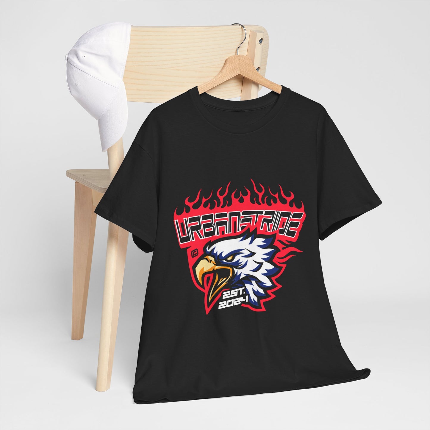 T-shirt con scritta "Urbanstride" e aquila