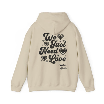Felpa con scritta "We just need love"