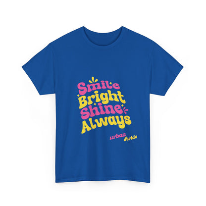 T-shirt con scritta "Smile bright shine always"
