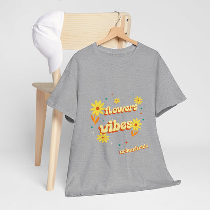 T-shirt con scritta "Flowers vibes"