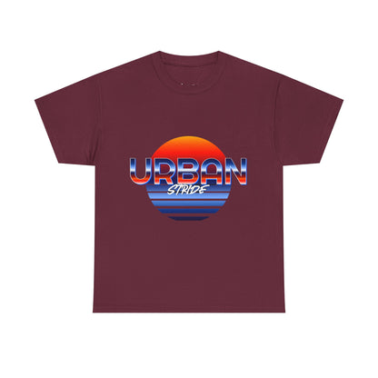 T-shirt con scritta "urbanstride" soleggiata