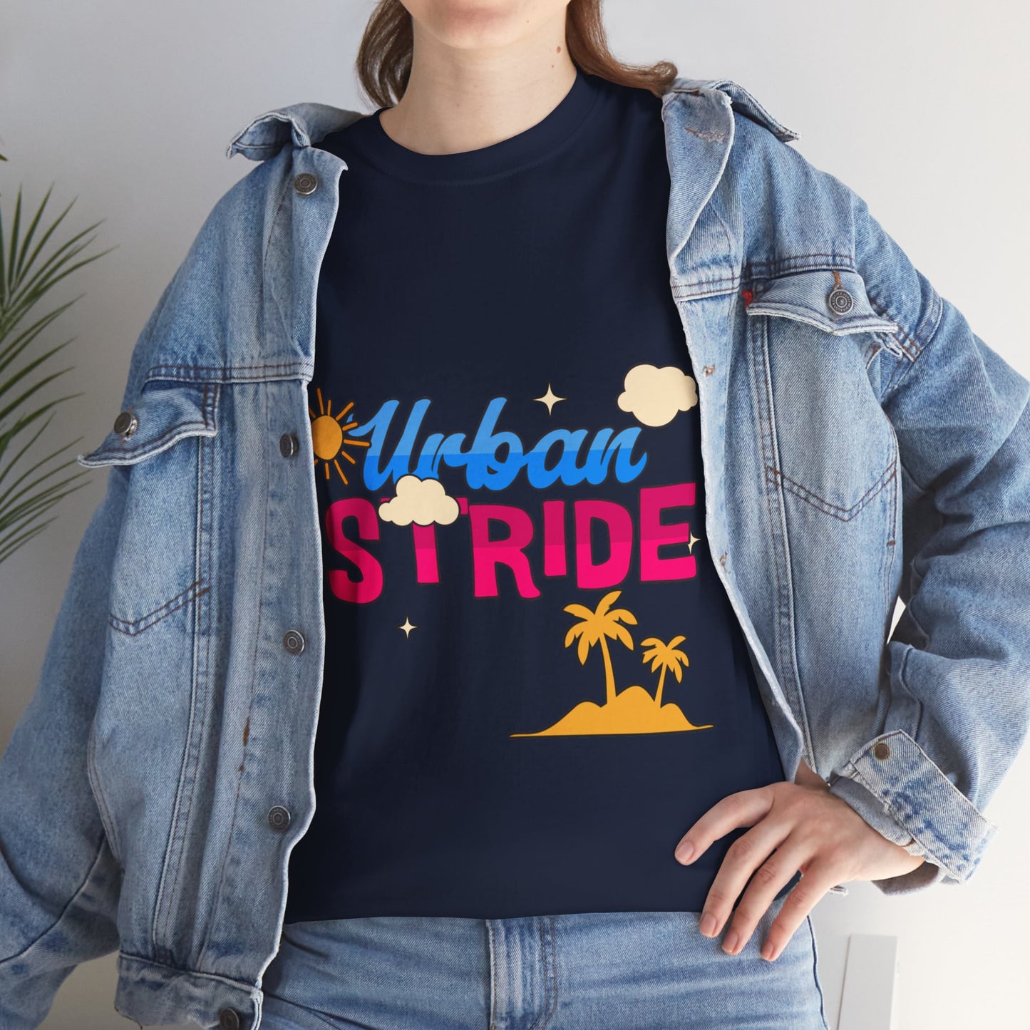T-shirt con scritta "Urbanstride"al mare