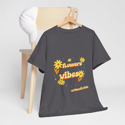 T-shirt con scritta "Flowers vibes"