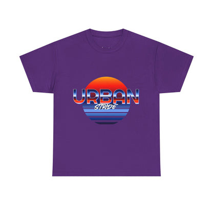 T-shirt con scritta "urbanstride" soleggiata