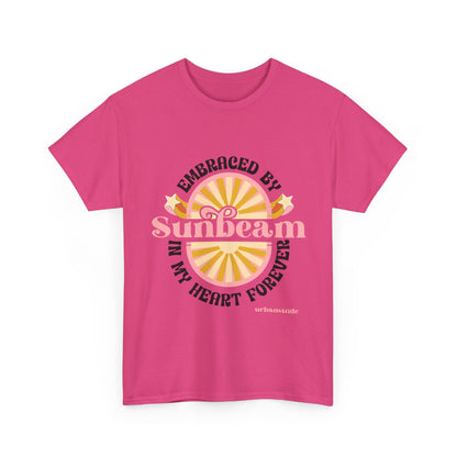 T-shirt con scritta "Embraced by sunbeam in my heart forever"
