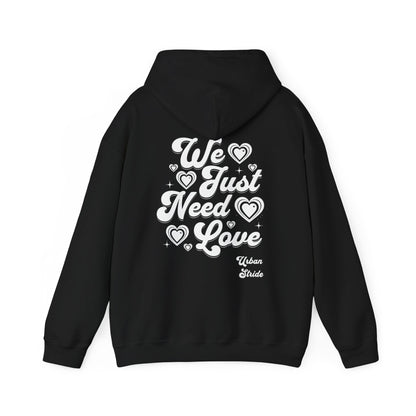 Felpa con scritta "We just need love"