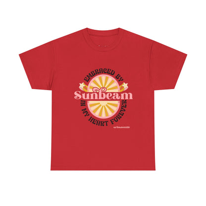 T-shirt con scritta "Embraced by sunbeam in my heart forever"