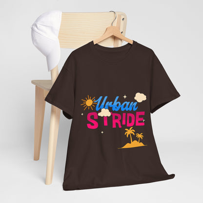 T-shirt con scritta "Urbanstride"al mare
