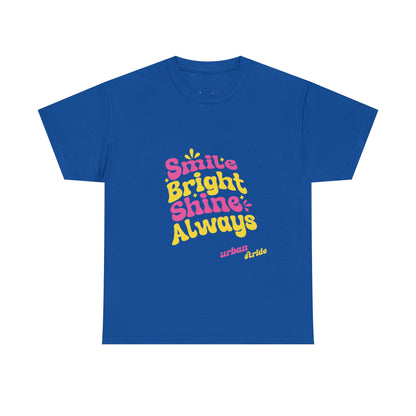 T-shirt con scritta "Smile bright shine always"