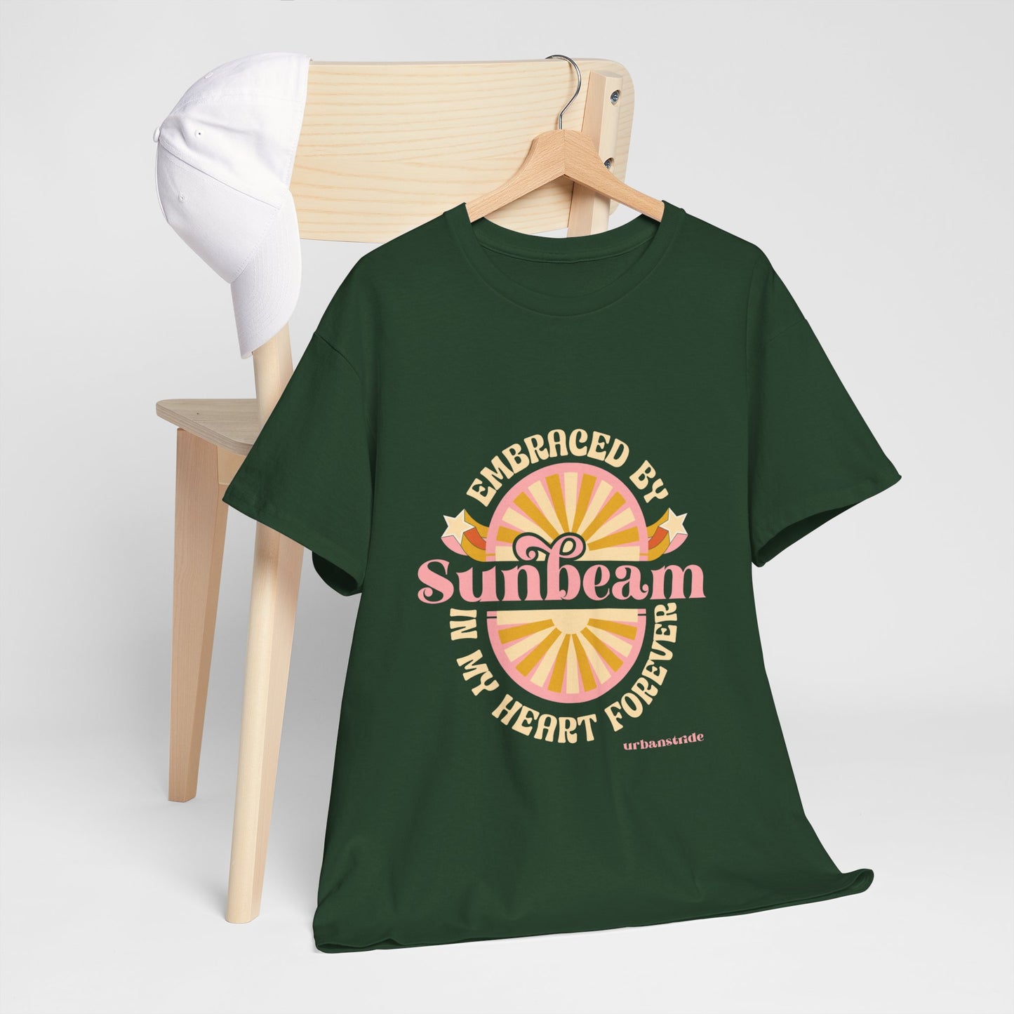 T-shirt con scritta "Embraced by sunbeam in my heart forever"