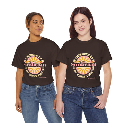 T-shirt con scritta "Embraced by sunbeam in my heart forever"