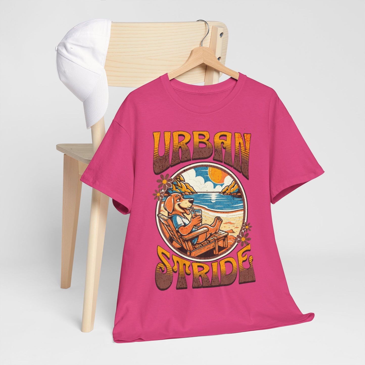T-shirt con scritta "Urbanstride" e cane