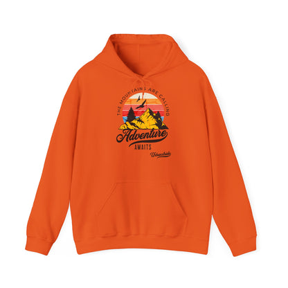 Felpa con scritta "The mountains are calling adventure"