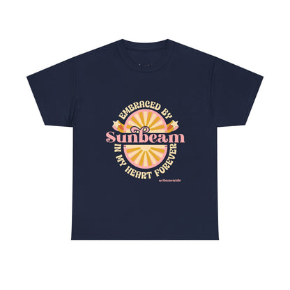 T-shirt con scritta "Embraced by sunbeam in my heart forever"