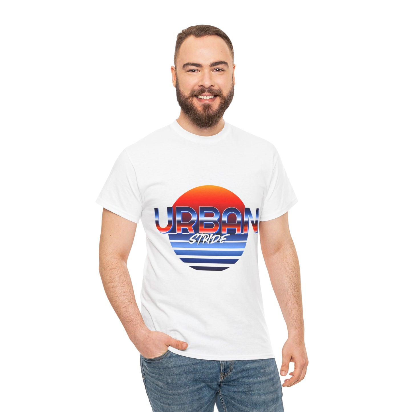 T-shirt con scritta "urbanstride" soleggiata