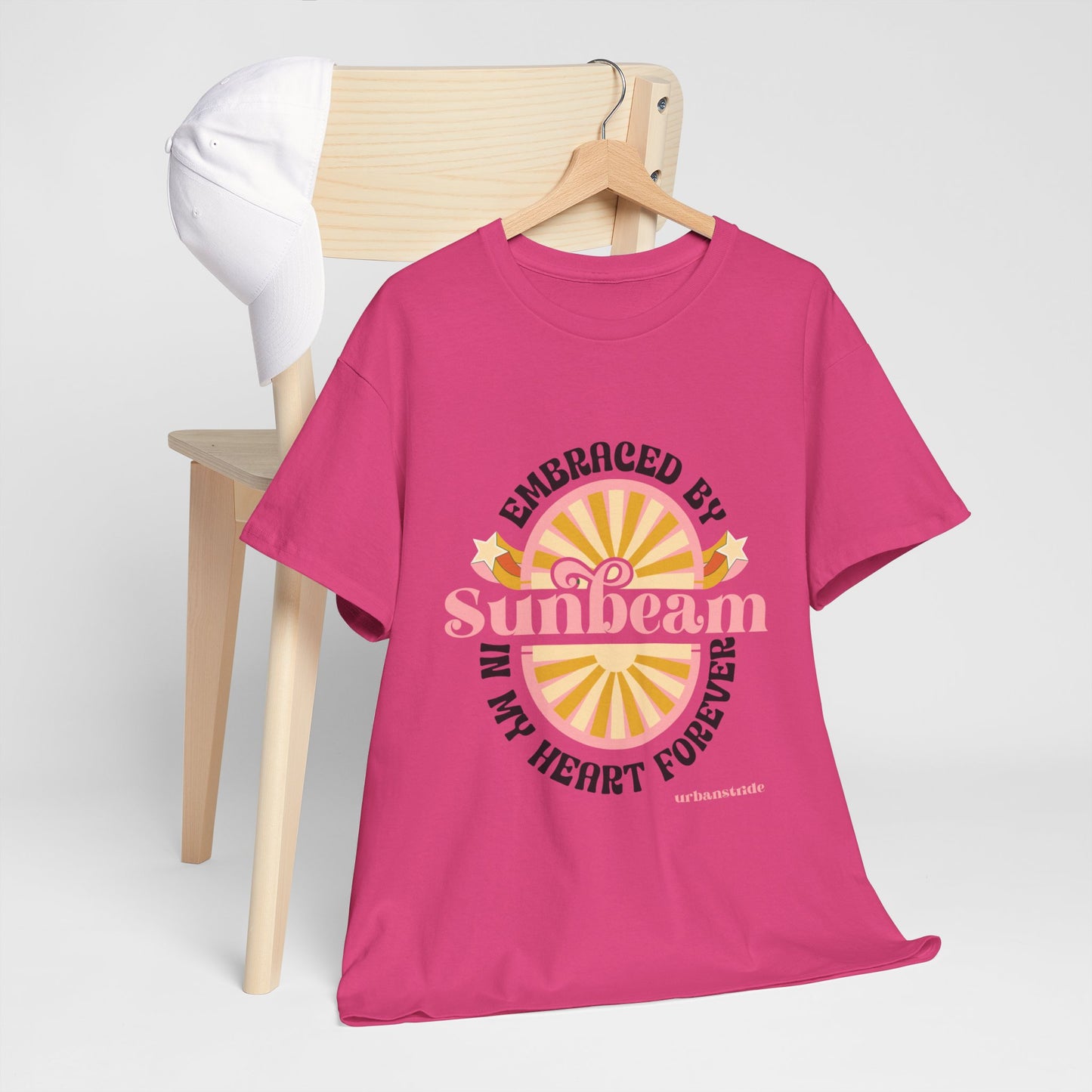 T-shirt con scritta "Embraced by sunbeam in my heart forever"