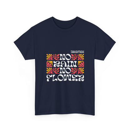 T-shirt con scritta "No rain no flowers"
