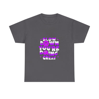 T-shirt con scritta "Slow down you doing great"