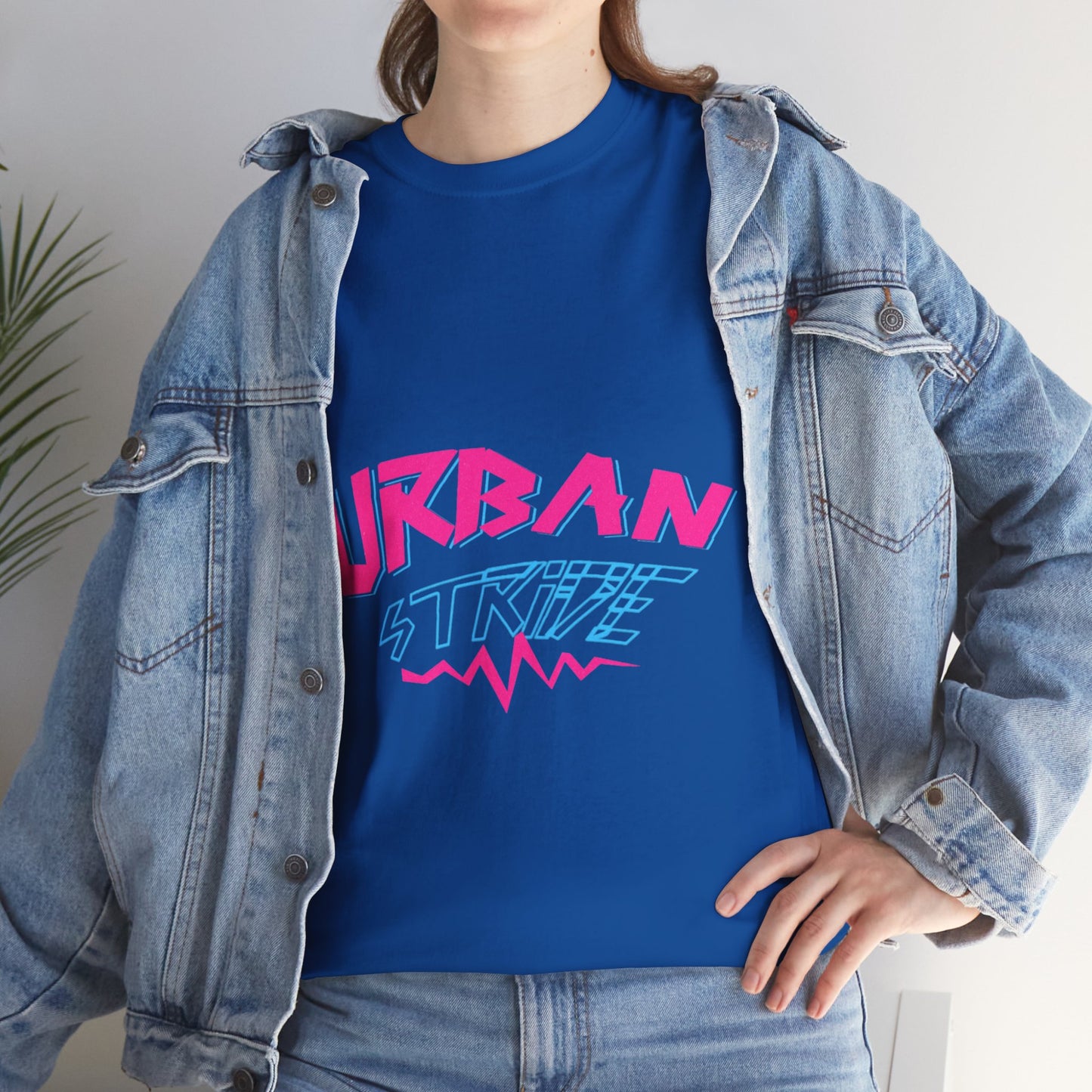 T-shirt con scritta "UrbanStride Neon Pulse"