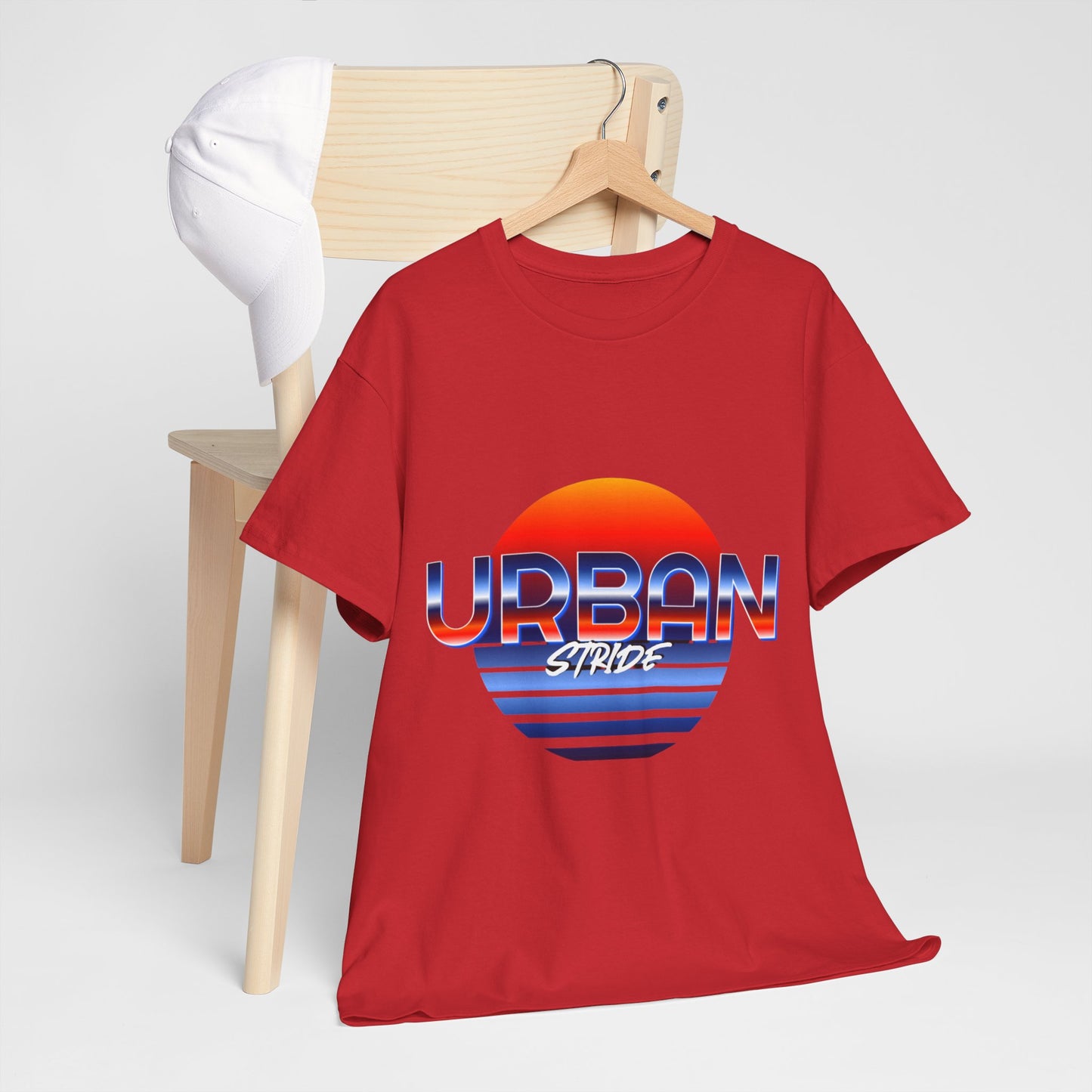 T-shirt con scritta "urbanstride" soleggiata