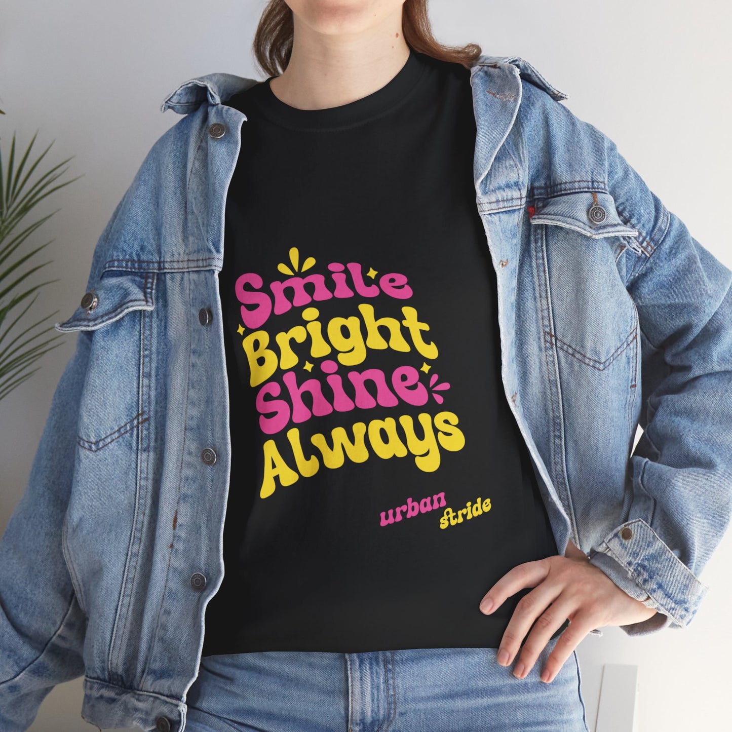 T-shirt con scritta "Smile bright shine always"