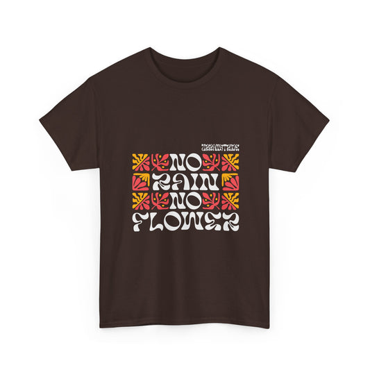 T-shirt con scritta "No rain no flowers"