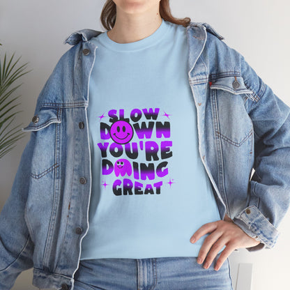 T-shirt con scritta "Slow down you doing great"