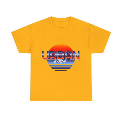 T-shirt con scritta "urbanstride" soleggiata