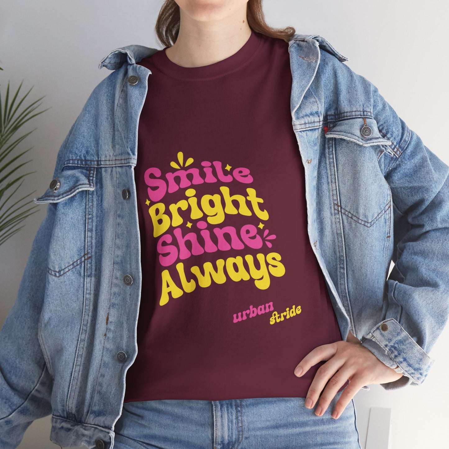 T-shirt con scritta "Smile bright shine always"