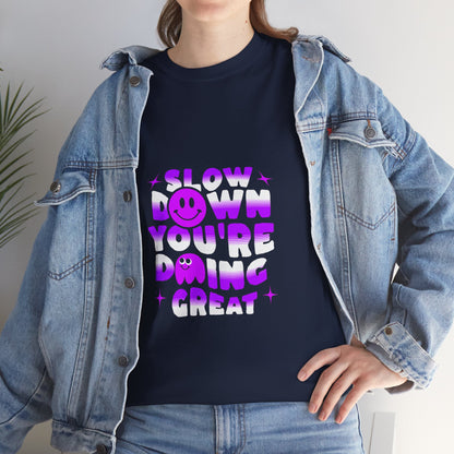 T-shirt con scritta "Slow down you doing great"