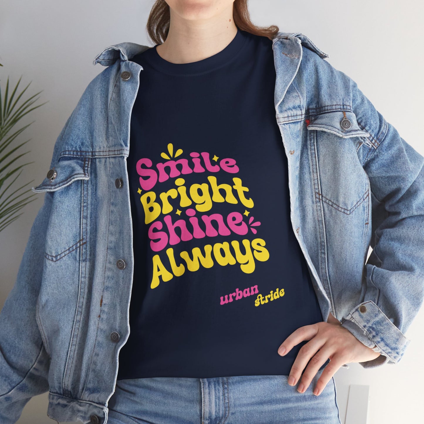 T-shirt con scritta "Smile bright shine always"