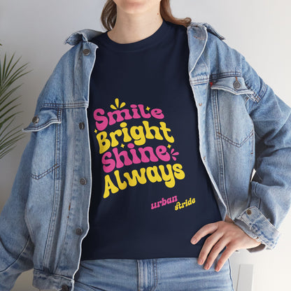 T-shirt con scritta "Smile bright shine always"