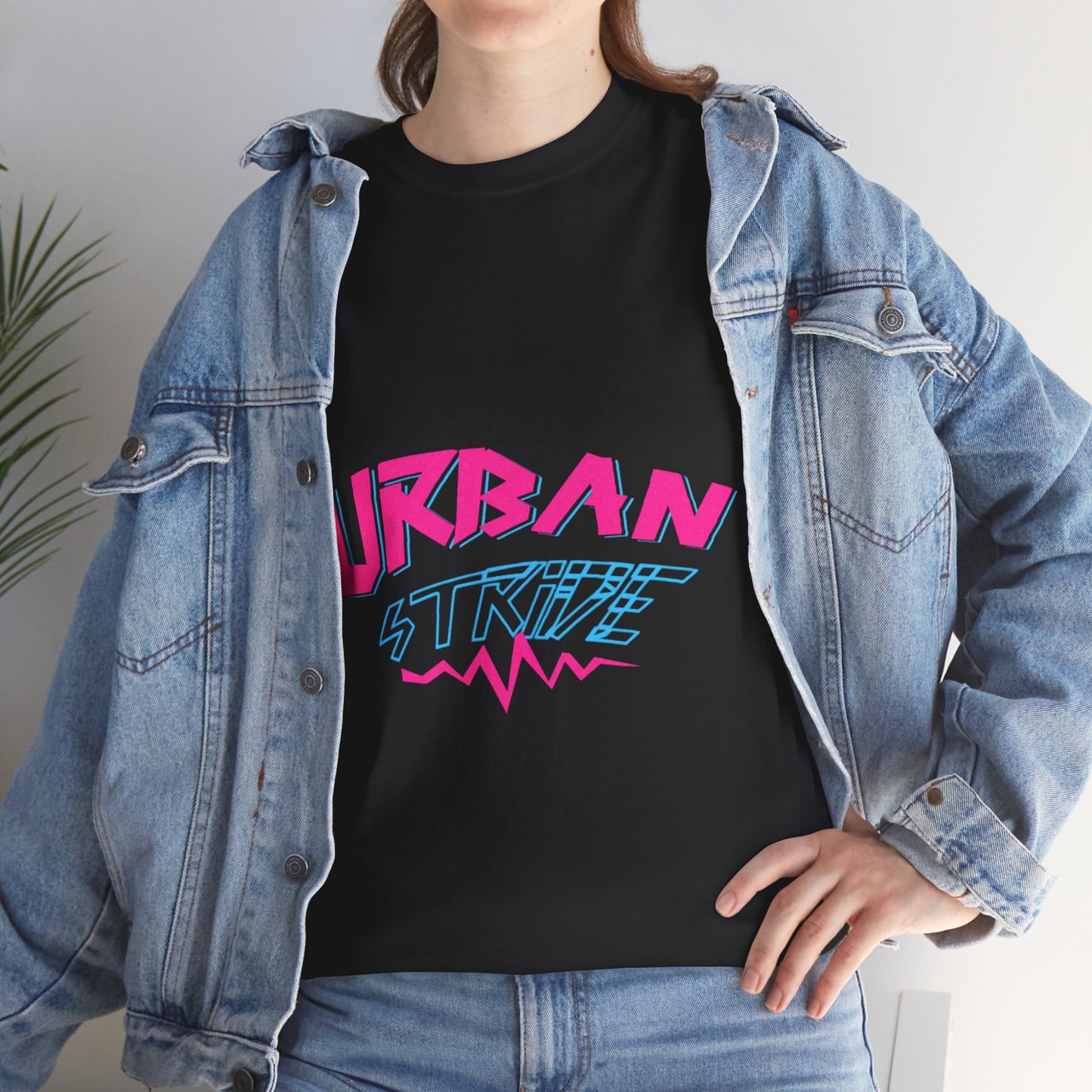 T-shirt con scritta "UrbanStride Neon Pulse"