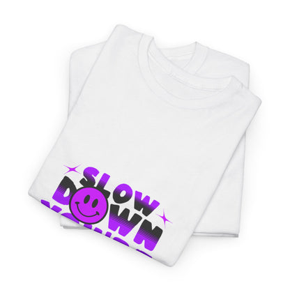 T-shirt con scritta "Slow down you doing great"