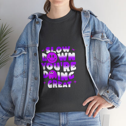 T-shirt con scritta "Slow down you doing great"