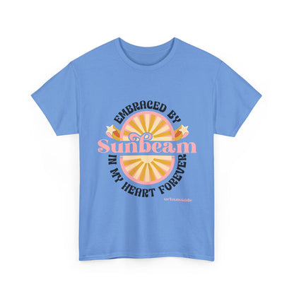 T-shirt con scritta "Embraced by sunbeam in my heart forever"
