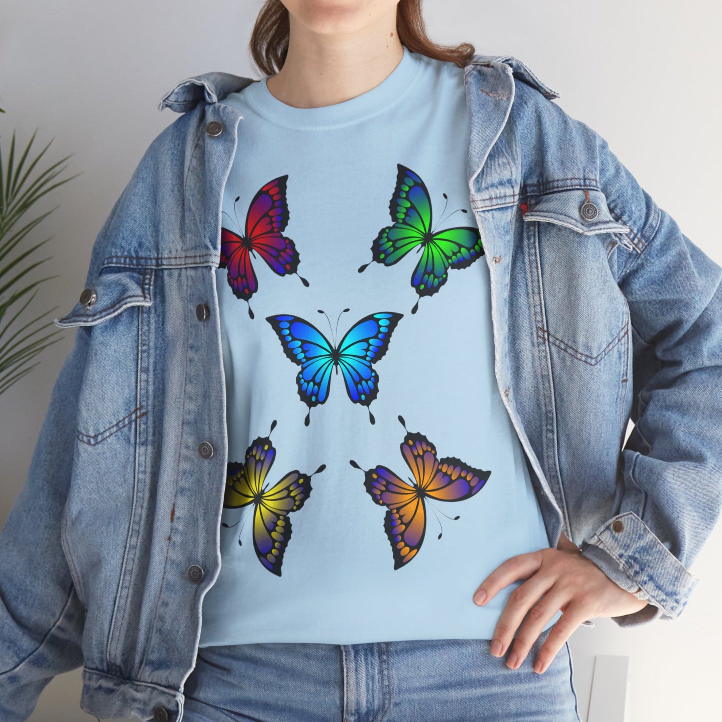 T-shirt con scritta "UrbanStride Butterfly Vibes