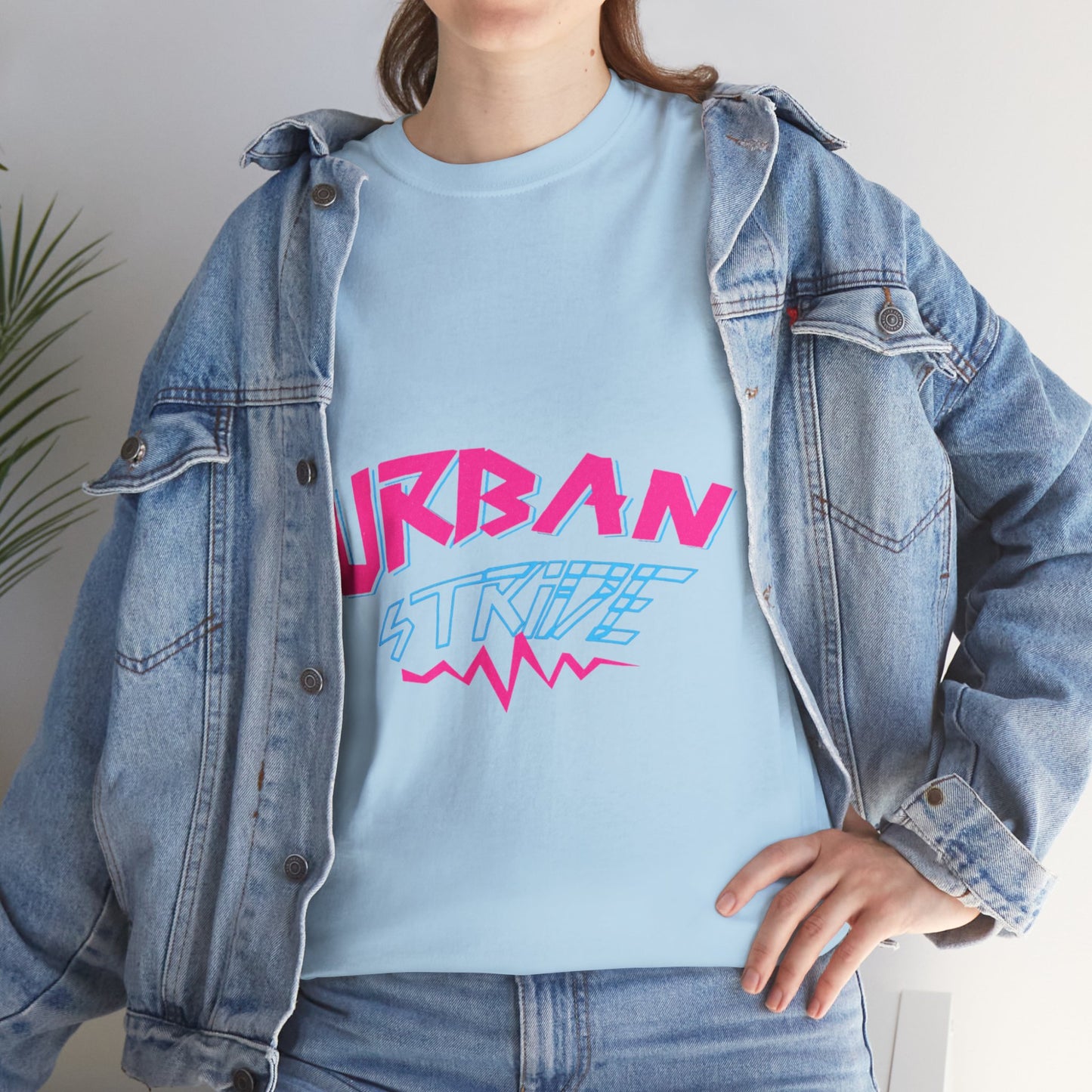 T-shirt con scritta "UrbanStride Neon Pulse"