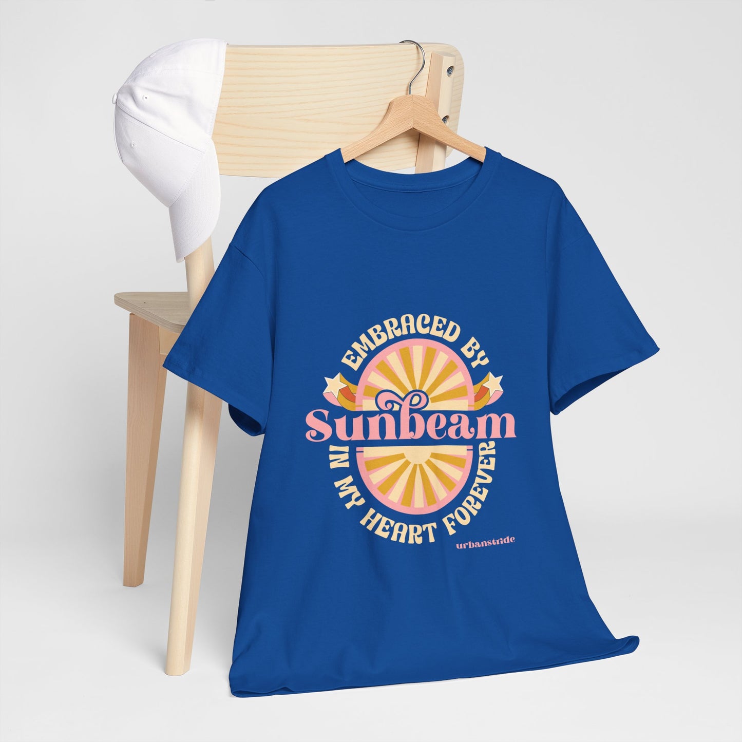 T-shirt con scritta "Embraced by sunbeam in my heart forever"