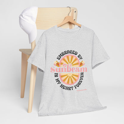 T-shirt con scritta "Embraced by sunbeam in my heart forever"