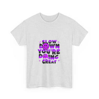 T-shirt con scritta "Slow down you doing great"