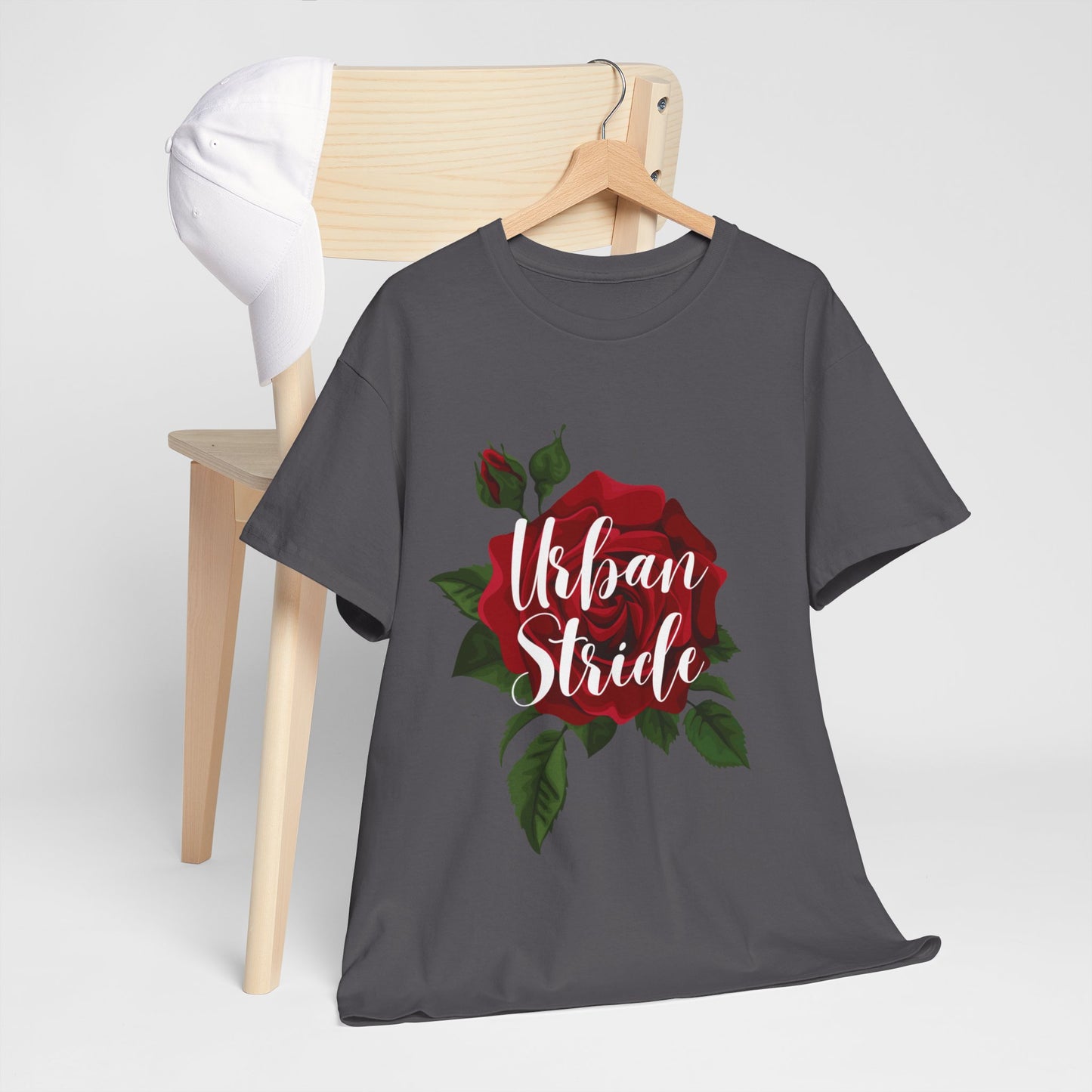 T-shirt con scritta "UrbanStride Vintage Flower