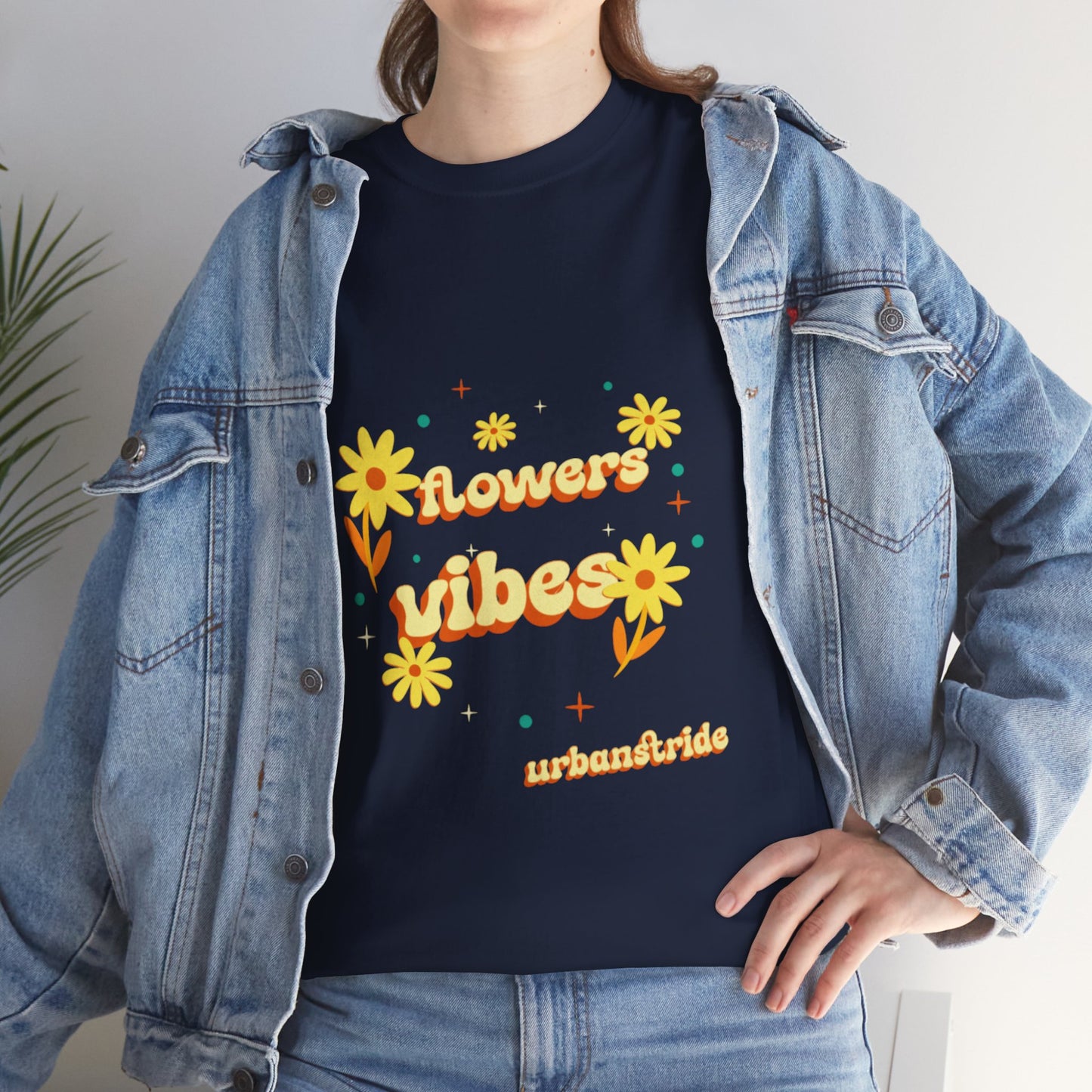 T-shirt con scritta "Flowers vibes"