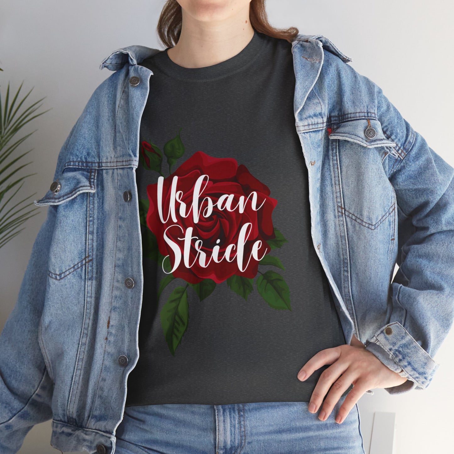 T-shirt con scritta "UrbanStride Vintage Flower